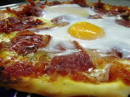 Pizza con huevo frito