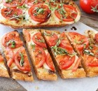 Tostas de mozzarella y tomate