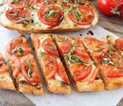 Tostas de mozzarella y tomate