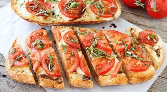 Tostas de mozzarella y tomate