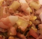 Ensalada de atún y piña con salsa rosa