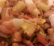 Ensalada de atún y piña con salsa rosa