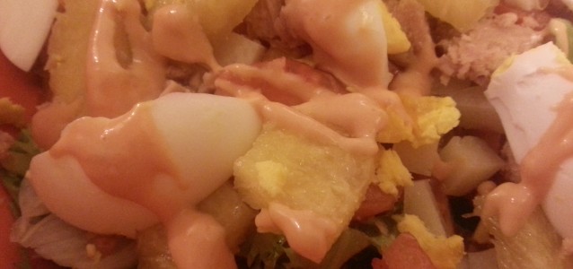 Ensalada de atún y piña con salsa rosa