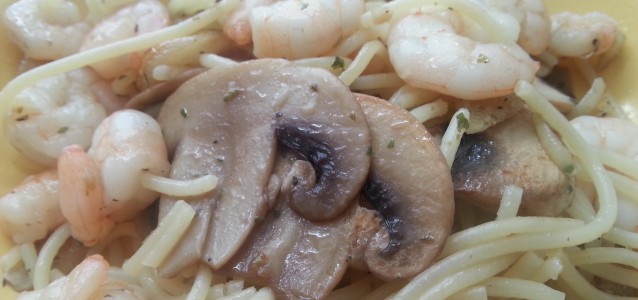 Espaguetis al ajillo con gambas y champiñones