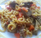 Carne guisada con fideos