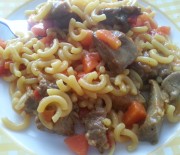 Carne guisada con fideos