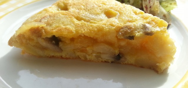 Tortilla de patata con champiñones y queso